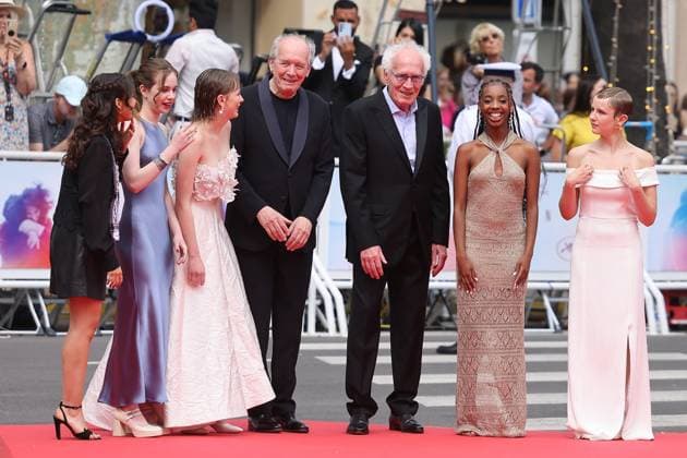 J Montée des marches du film Jeunes mères lors du 78ème Festival International du Film de Cannes Samia Hilmi, Babette Verbeek, Elsa Houben, Luc Dardenne, Jean Pierre Dardenne, Lucie Laruelle, Janaïna Halloy Montée des marches du film Jeunes mères lors du 78ème Festival International du Film de Cannes, au Palais des Festivals à Cannes Le 23 mai 2025 Jacovides Moreau Bestimage Red carpet for the movie Jeunes mères during the 78th Cannes International Film Festival at the Palais des Festivals in Cannes, France On may 23th 2025 Cannes France  Copyright: xJACOVIDES-MOREAUx xBESTIMAGExJACOVIDES-MOREAUx xBESTIMAGEx