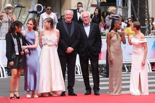 J Montée des marches du film Jeunes mères lors du 78ème Festival International du Film de Cannes Samia Hilmi, Babette Verbeek, Elsa Houben, Luc Dardenne, Jean Pierre Dardenne, Lucie Laruelle, Janaïna Halloy Montée des marches du film Jeunes mères lors du 78ème Festival International du Film de Cannes, au Palais des Festivals à Cannes Le 23 mai 2025 Jacovides Moreau Bestimage Red carpet for the movie Jeunes mères during the 78th Cannes International Film Festival at the Palais des Festivals in Cannes, France On may 23th 2025 Cannes France  Copyright: xJACOVIDES-MOREAUx xBESTIMAGExJACOVIDES-MOREAUx xBESTIMAGEx