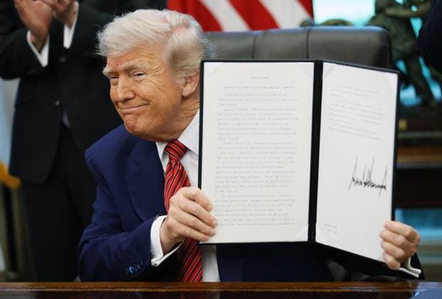 News Themen der Woche KW21 News Bilder des Tages President Trump Signs Executive Orders at the White House President Donald Trump holds up an executive order regarding nuclear energy in the Oval Office of the White House on May 23, 2025 in Washington, D.C. Trump signed a total of five executive orders aimed at easing restrictions and expanding the nuclear energy industry. (Photo by Samuel Corum Pool ABACAPRESS.COM) WASHINGTON DC United States  Copyright: xPool ABACAx