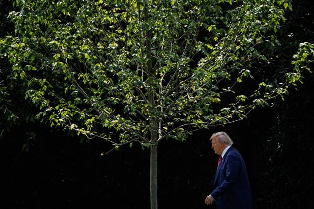News Themen der Woche KW21 News Bilder des Tages DC: President Trump Departs the White House in Washington President Donald Trump walks out of the Oval Office towards Marine One on the South Lawn of the White House on May 23, 2025 in Washington, D.C. The President is heading to Trump National Golf Club in Bedminster, New Jersey where he will be spending the weekend. (Photo by Samuel Corum Pool ABACAPRESS.COM) Washington DC United States  Copyright: xPool ABACAx