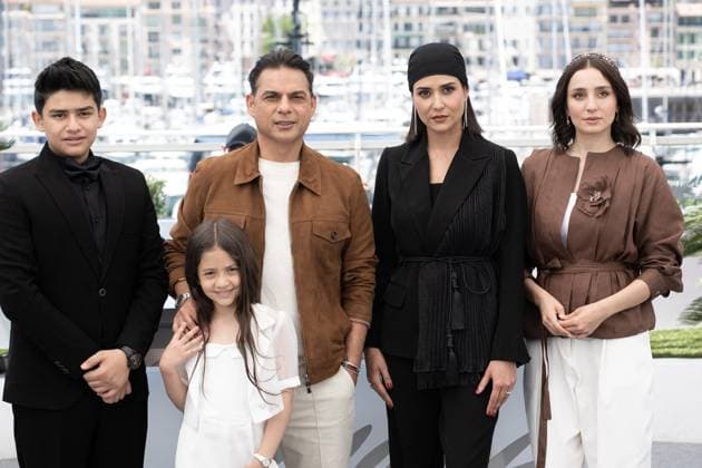 Cannes - Zan O Bacheh photocall DN Sinan Mohebi, Payman Maadi, Arshida Dorostkar, Parinaz Izadyar and Soha Niasti pose during the Zan O Bacheh (Woman And Child) photocall at the 78th annual Cannes Film Festival at Palais des Festivals on May 23, 2025 in Cannes, France.Photo by David NIVIERE ABACAPRESS.COM CANNES France  Copyright: xNivierexDavid ABACAPRESS.COMx