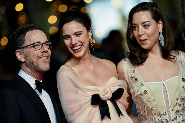 78eme Festival International du Film de Cannes Montée des marches du film Honey dont 78th International Cannes Film Festival Red carpet for Honey dont movie 445056 2025 05 23 France Plaza, Aubrey Qualley , Sarah Margaret Coen, Ethan  Copyright: xLionelxGuericolas MPPx STAR_445056_032