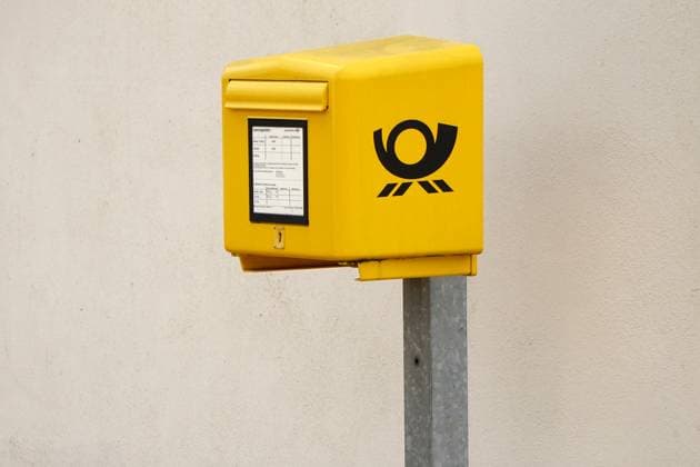 Briefporto, Postweg, gelber Briefkasten der Deutschen Post *** Letter postage, By post, Gelber Mailbox the Germans Post 1131603040