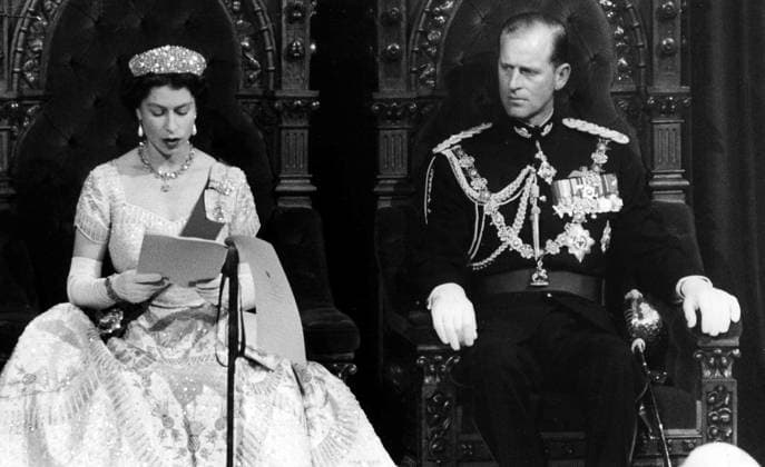 Archivbilder der Woche KW21 October 14, 1957, Ottawa, On, CANADA: Prince Philip listens as Queen Elizabeth reads the speech from the throne, officially opening the session of Parliament in Ottawa on Oct. 14, 1957. THE CANADIAN PRESS Ottawa CANADA  - ZUMAc35_ 19571014_zaf_c35_008 Copyright: xThexCanadianxPressx