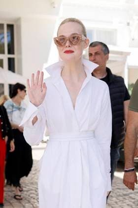 Entertainment Bilder des Tages Cannes - Elle Fanning Leaves Hotel Martinez Elle Fanning leaves Hotel Martinez to take a stroll along Croisette ahead the 78th annual Cannes Film Festival on May 24, 2025 in Cannes, France. Photo by Marco Piovanotto ABACAPRESS.COM Cannes France  Copyright: xPiovanottoxMarco ABACAx