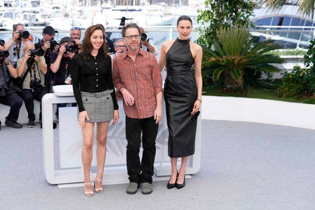 Honey Don t! Photocall - The 78th Annual Cannes Film Festival Aubrey Plaza, Ethan Coen and Margaret Qualley during the Honey Don t! photocall at the 78th annual Cannes Film Festival at Palais des Festivals on May 24, 2025 in Cannes, France. Cannes France  Copyright: xDanielexCifalÃ x originalFilename: cifala-notitle250524_npZrk.jpg