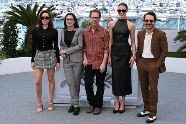 Cannes, France: Cannes, 78th Cannes Film Festival 2025, Photocall of the film Honey don t! In the photo: Tricia Cooke, Aubrey Plaza, Charlie Day, Margaret Qualley, Ethan Coen Cannes France  - ZUMAp169 20250524_zea_p169_647 Copyright: xTerenghi Ipax