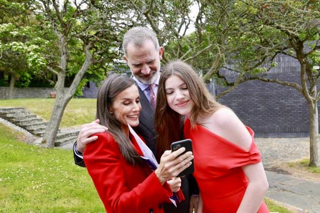Entertainment Themen der Woche KW21 Entertainment Bilder des Tages King Felipe VI and Queen Letizia during their daughter Infanta Sofia s graduation in Wales, May 24, 2025 Cordon Press  FRANCISCOxGOMEZ