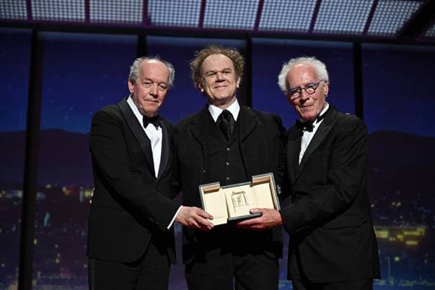 Entertainment Themen der Woche KW21 Cannes - Closing Ceremony (L-R) Belgian co-Producer Luc Dardenne, US actor John C. Reilly and Belgian co-Producer Jean-Pierre Dardenne speak on stage after winning the Best Screenplay prize for the film Jeunes Meres (The Young Mother s Home) during the closing ceremony at the 78th edition of the Cannes Film Festival in Cannes, France, on May 24, 2025. Photo by David Niviere ABACAPRESS.COM Cannes France  Copyright: xNivierexDavid ABACAPRESS.COMx