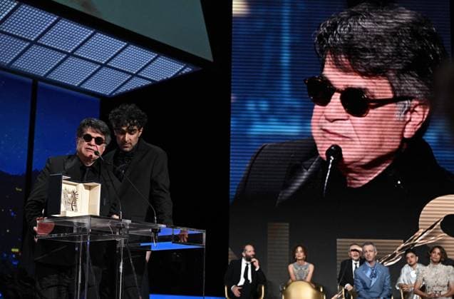 Cannes - Palme d Or Winner Jafar Panahi Iranian director and screenwriter and producer Jafar Panahi celebrates on stage after winning the Palme d Or for the film Un Un simple accident (A Simple Accident) during the closing ceremony at the 78th edition of the Cannes Film Festival in Cannes, France, on May 24, 2025. Photo by David Niviere ABACAPRESS.COM Cannes France  Copyright: xNivierexDavid ABACAPRESS.COMx