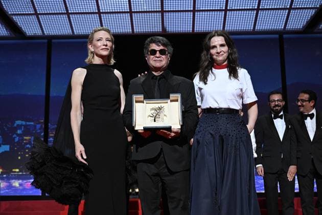 Cannes - Palme d Or Winner Jafar Panahi Iranian director and screenwriter and producer Jafar Panahi (C) poses on stage with Australian actress Cate Blanchett (L) and French actress and president of the jury of the 78th cannes film festival Juliette Binoche after winning the Palme d Or for the film Un simple accident (A Simple Accident) during the closing ceremony at the 78th edition of the Cannes Film Festival in Cannes, France, on May 24, 2025. Photo by David Niviere ABACAPRESS.COM Cannes France  Copyright: xNivierexDavid ABACAPRESS.COMx