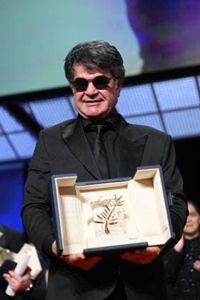 Cannes - Palme d Or Winner Jafar Panahi Iranian director and screenwriter and producer Jafar Panahi celebrates on stage after winning the Palme d Or for the film Un Un simple accident (A Simple Accident) during the closing ceremony at the 78th edition of the Cannes Film Festival in Cannes, France, on May 24, 2025. Photo by David Niviere ABACAPRESS.COM Cannes France  Copyright: xNivierexDavid ABACAPRESS.COMx