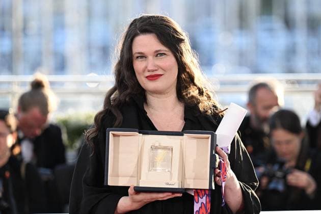 Entertainment Bilder des Tages Cannes - Palme D Or Winners Photocall Mascha Schilinski poses with the Jury Prize (TIE) for Sound of Falling during the Palme D Or winners photocall at the 78th annual Cannes Film Festival at Palais des Festivals on May 24, 2025 in Cannes, France, on May 24, 2025. Photo by David Niviere ABACAPRESS.COM Cannes France  Copyright: xNivierexDavid ABACAPRESS.COMx