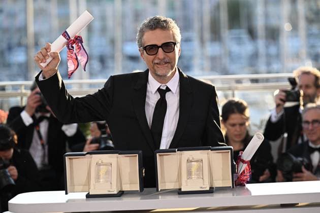 Cannes - Palme D Or Winners Photocall Brazilian director Kleber Mendonca Filho poses during a photocall with the Best Actor Prize that he accepted on behalf of Brazilian actor Wagner Moura (not pictured) for the film O Agente Secreto (The Secret Agent) and the Best Director prize during the closing ceremony at the 78th edition of the Cannes Film Festival in Cannes, France, on May 24, 2025. Photo by David Niviere ABACAPRESS.COM Cannes France  Copyright: xNivierexDavid ABACAPRESS.COMx