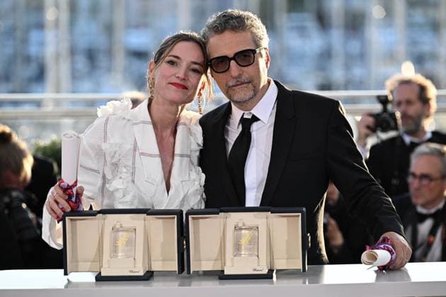 Entertainment Themen der Woche KW21 Cannes - Palme D Or Winners Photocall Brazilian Director Kleber Mendonca Filho poses with his partner French film producer Emilie Lesclaux during a photocall after winning the Best Director prize for the film O Agente Secreto (The Secret Agent) and with the Best Actor Prize on behalf of Brazilian actor Wagner Moura during the closing ceremony at the 78th edition of the Cannes Film Festival in Cannes, France, on May 24, 2025. Photo by David Niviere ABACAPRESS.COM Cannes France  Copyright: xNivierexDavid ABACAPRESS.COMx
