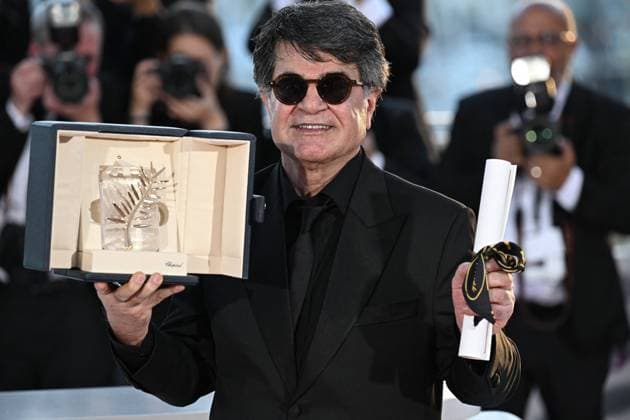 Cannes - Palme D Or Winners Photocall Iranian director and screenwriter and producer Jafar Panahi poses with the trophy during a photocall after winning the Palme d Or for the film Un simple accident (A Simple Accident) during the closing ceremony at the 78th edition of the Cannes Film Festival in Cannes, France, on May 24, 2025. Photo by David Niviere ABACAPRESS.COM Cannes France  Copyright: xNivierexDavid ABACAPRESS.COMx