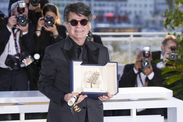 Foto IPP Daniele Cifala’ Cannes 24 05 2025 Palme D Or Winners Photocall - The 78th Annual Cannes Film Festival nella foto : Jafar Panahi poses with the Palme D Or award