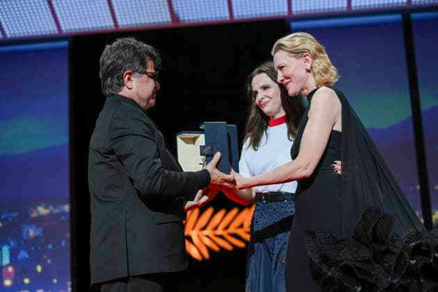 78eme Festival International du Film de Cannes Ceremonie de remise de prix 78th International Cannes Film Festival Closing ceremony and awards Juliette Binoche and Cate Blanchett present the Palme dor to Jafar Panahi 445097 2025 05 24 France Panahi, Jafar Blanchett, Cate Binoche, Juliette  Copyright: xSergexArnalx xStarfacex STAR_445097_031