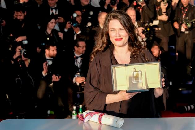 78eme Festival International du Film de Cannes Photocell des palmes 78th International Cannes Film Festival Photocall with winners Mascha Schilinski poses with her award for her movie Sound of falling during photocall at the 78th annual Cannes Film Festival at Palais des Festivals on May 24, 2025 in Cannes, France 445099 2025 05 24 France Schilinski, Mascha  Copyright: xFranckxBoutonnetx xStarfacex STAR_445099_129
