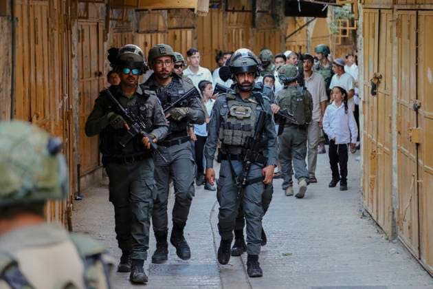 News Themen der Woche KW21 News Bilder des Tages Settlers Storm The Old City Of Hebron Israeli settlers, guarded by Israeli army, storm the Old City of Hebron in West Bank on May 24, 2025. Hebron West Bank Palestinian Territories Copyright: xMosabxShawerx