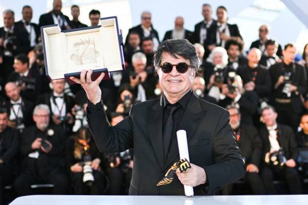 Entertainment Themen der Woche KW21 Cannes Winners Photocall AM Jafar Panahi poses with the Palme D Or award for It Was Just an Accident during the Palme D Or Winners photocall in Cannes, France on May 24, 2025 as part of the 78th Cannes Film Festival. Photo by Aurore Marechal ABACAPRESS.COM Cannes France  Copyright: xMarechalxAurore ABACAx