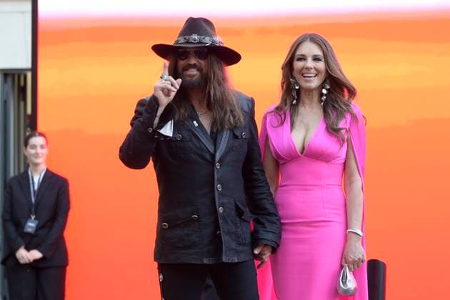 Entertainment Themen der Woche KW21 May 24, 2025, Rome, Italy: Billy Ray Cyrus (l) and Elizabeth Hurley (r) leave the Red Horizons exhibition by Valentino Foundation at Piazza Mignanelli. Rome Italy - ZUMAs197 20250524_aaa_s197_267 Copyright: xMarioxCartellix