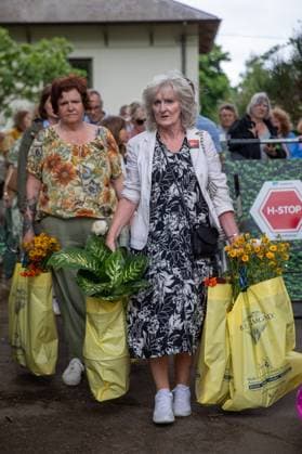 May 24, 2025, London, Westminster, United Kingdom: Two ladies carry bags of flowers out of the last day of the Chelsea Flower Show. Members of the public take the opportunity to purchase flowers and plants that had previously been exhibited in displays at the Chelsea Flower Show. On the final day visitors can seen carrying plants, flowers and garden ornaments out of the venue and through the streets of Chelsea. London United Kingdom - ZUMAs197 20250524_aaa_s197_330 Copyright: xJamesxWilloughbyx