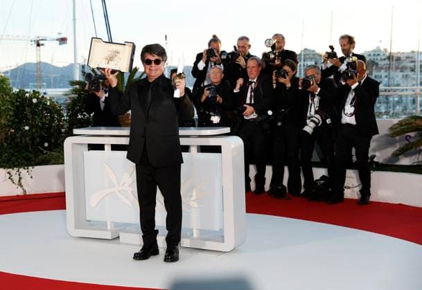 (250525) -- CANNES, May 25, 2025 -- Iranian director Jafar Panahi poses with the trophy during a photocall after winning the Palme d Or for the film A Simple Accident during the closing ceremony of the 78th edition of the Cannes Film Festival in Cannes, southern France, on May 24, 2025. ) FRANCE-CANNES-FILM FESTIVAL-CLOSING GaoxJing 