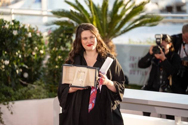 Palme D Or Winners Photocall - The 78th Annual Cannes Film Festi Mascha Schilinski poses with the Jury Prize (TIE) for Sound of Falling during the Palme D Or winners photocall at the 78th annual Cannes Film Festival at Palais des Festivals in Cannes, France, on May 24, 2025. Cannes France  Copyright: xLucaxCarlinox originalFilename: carlino-notitle250524_npITf.jpg