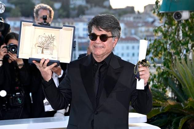 Jafar Panahi mit der Goldenen Palme für den besten Fim It Was Just an Accident beim Photocall mit den Preisträgern auf dem Festival de Cannes 2025 78. Internationale Filmfestspiele von Cannes am Palais des Festivals. Cannes, 24.05.2025 *** Jafar Panahi with the Palme dOr for Best Film It Was Just an Accident at the Photocall with the award winners at the Festival de Cannes 2025 78 Cannes International Film Festival at the Palais des Festivals Cannes, 24 05 2025 Foto:xD.xBedrosianx xFuturexImagex preistraeger_cannes_5567