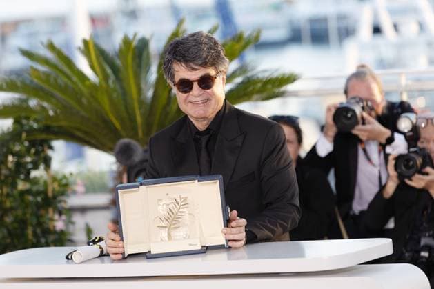 78th Cannes Film Festival - Palme D Or winners photocall CANNES, FRANCE - MAY 24: Jafar Panahi poses with the Palme D Or award for It Was Just an Accident during the Palme D Or winners photocall at the 78th annual Cannes Film Festival at Palais des Festivals on May 24, 2025 in Cannes, France. CAP KA Kristina Afanasyeva Cannes CÃ te d Azur France Copyright: xKristinaxAfanasyeva CapitalxPictx