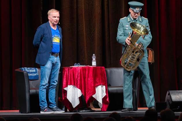 Uwe Steimle und Jörg Wachsmuth live mit dem Comedy-Programm Gesichert: Unbequem in der Stadthalle Krone. Bautzen, 23.05.2025 *** Uwe Steimle and Jörg Wachsmuth live with the comedy program Gesichert Unbequem in the Stadthalle Krone Bautzen, 23 05 2025 Foto:xM.xWehnertx xFuturexImagex steinle_5519
