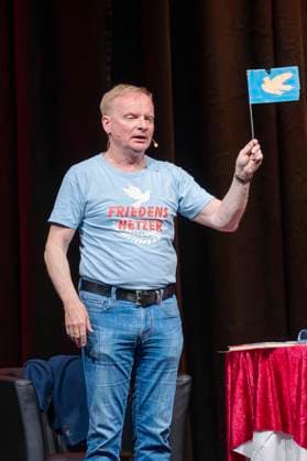 Uwe Steimle live mit dem Comedy-Programm Gesichert: Unbequem in der Stadthalle Krone. Bautzen, 23.05.2025 *** Uwe Steimle live with the comedy program Gesichert Unbequem in the Stadthalle Krone Bautzen, 23 05 2025 Foto:xM.xWehnertx xFuturexImagex steinle_5520
