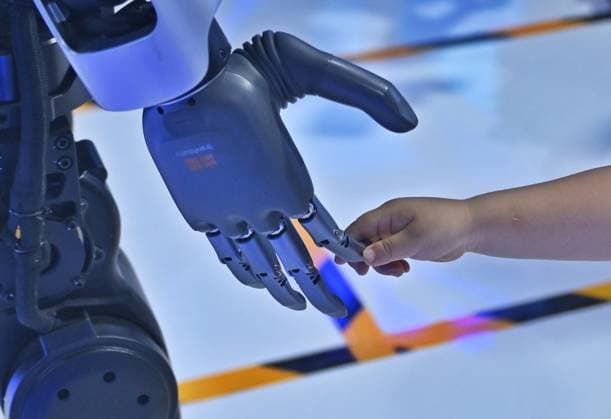News Themen der Woche KW21 News Bilder des Tages (250525) -- CHENGDU, May 25, 2025 -- A kid interacts with a robot at the 20th Western China International Fair in Chengdu, southwest China s Sichuan Province, May 25, 2025. The fair opened in Chengdu on Sunday under the theme of Deepen Reform For More Momentum, Expand Openness for Greater Growth. The fair, which is hosted by the People s Government of Sichuan Province, has attracted over 3,000 enterprises from home and abroad, and will last until May 29. Hungary and Laos serve as the guest countries of honor at the fair, while east China s Zhejiang Province and northwest China s Qinghai Province act as the guest provinces of honor. ) CHINA-SICHUAN-CHENGDU-20TH WESTERN CHINA INTERNATIONAL FAIR-OPENING (CN) LiuxKun 