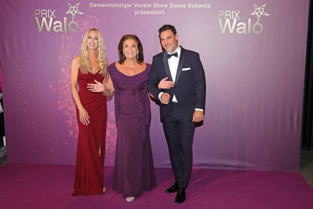 Verleihung des 49. Prix Walo Monika Kaelin (mi.) mit den beiden Moderatoren Nicole Berchtold und Salar Bahrampoori. Verleihung des 49. Prix Walo für das Jahr 2024 am 24.05.2025 im SRF Studio 1 in Zürich-Leutschenbach, Zürich, Schweiz.