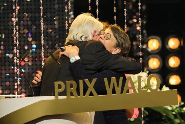 Verleihung des 49. Prix Walo Niccel umarmt ihren Ehemann Emil Steinberger nach seiner Auszeichnung mit dem Ehren-Prix Walo für sein Lebenswerk. Verleihung des 49. Prix Walo für das Jahr 2024 am 24.05.2025 im SRF Studio 1 in Zürich-Leutschenbach, Zürich, Schweiz.