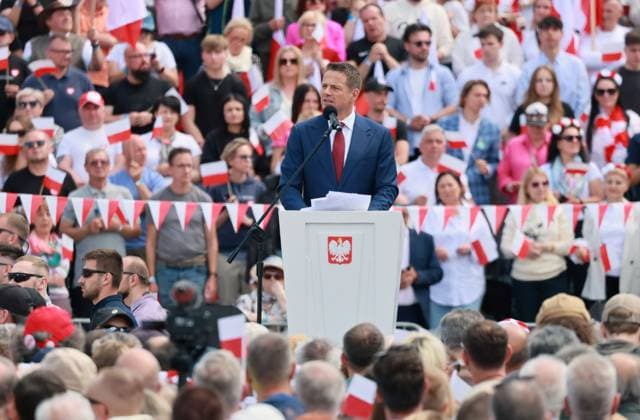 News Themen der Woche KW21 News Bilder des Tages Presidential campaign marches in Warsaw Photo: Adam Burakowski East News Mayor of Warsaw Rafal Trzaskowski attends Great March of Patriots in support of his presidential bid on May 25, 2025 in Warsaw, Poland. At the same time a similar march was held by his electoral opponent Karol Nawrocki. Both politicians will compete in the second round of presidential election on the 1st of June. EN_01654054_0581 