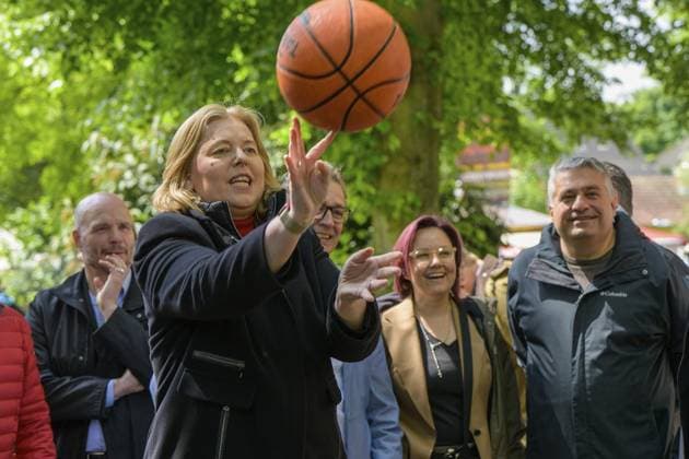 News Themen der Woche KW21 News Bilder des Tages RECORD DATE NOT STATED SPD-Familientag mit Ehrengast Bärbel Bas ** NUR FÜR REDAKTIONELLE ZWECKE ** EDITORIAL USE ONLY **<p>Arbeitsministerin Bärbel Bas wirft am Sonntag, 25.05.2025, in Herne mit einem Basketball. Die Herner Sozialdemokraten hatten alle Bürgerinnen und Bürger zu ihrem traditionellen Familienfest in den Schlosspark Strünkede eingeladen. Deutschland NRW Herne Copyright: RainerxRaffalski *** SPD Family Day with guest of honor Bärbel Bas FOR EDITORIAL PURPOSES ONLY EDITORIAL USE ONLY p Minister of Labour Bärbel Bas throws a basketball in Herne on Sunday, 25 May 2025 The Herne Social Democrats invited all citizens to their traditional family fest Copyright: RainerxRaffalski doc80sgpoh30dk16yid7g3h ,EDITORIAL USE ONLY