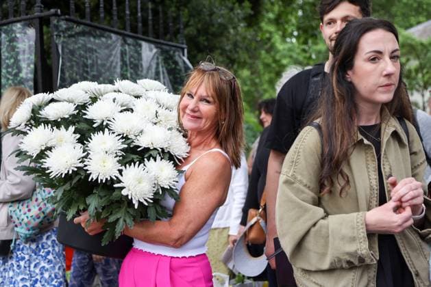 Chelsea Flower Show Last Day Sell Off in London, UK - 24 May 2025 A woman carrying a pot of flowers departs from the RHS Chelsea Flower Show in London on the final day of the 2025 season. Many exhibitors sell the plants and flowers on display to members of the public at discounted prices. Visitors take the opportunity to purchase blooms and plants that were previously part of the show s exhibits. London United Kingdom Copyright: xStevexTaylorx xSOPAxImagesx 2405_Chelsea_Sell_Off_ST_004