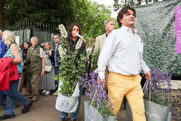 May 24, 2025, London, United Kingdom: Members of public carrying pots of flowers depart from the Royal Horticultural Society (RHS) Chelsea Flower Show in London on the final day of the 2025 season. Many exhibitors sell the plants and flowers on display to members of the public at discounted prices. Visitors take the opportunity to purchase blooms and plants that were previously part of the show s exhibits. London United Kingdom - ZUMAs197 20250524_aab_s197_040 Copyright: xStevexTaylorx