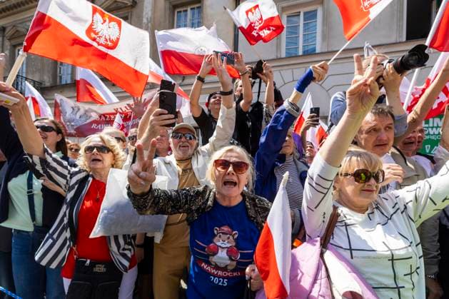 News Themen der Woche KW21 News Bilder des Tages Candidates Hold Rival Marches In Warsaw Ahead Of Poland s Presidential Election Runoff Supporters of Karol Nawrocki, a non-partisan Presidential candidate supported by the Law and Justice Party take part in the March for Poland a week before the second round of the presidential elections on May 25, 2025 in Warsaw, Poland Warsaw Poland  Copyright: xAndrzejxIwanczukx originalFilename: iwanczuk-candidat250525_npNxd.jpg