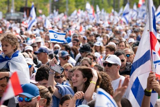 News Themen der Woche KW21 News Bilder des Tages May 25, 2025, Toronto, On, Canada: People participate in the United Jewish Appeal s annual Walk With Israel march in Toronto on Sunday, May 25, 2025. Toronto Canada  - ZUMAc35_ 20250525_zaf_c35_001 Copyright: xArlynxMcadoreyx