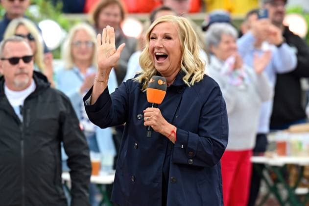 Entertainment Themen der Woche KW21 Entertainment Bilder des Tages ZDF - Fernsehgarten. Moderatorin Andrea Kiwi Kiewel während der ZDF - Unterhaltungsshow Fernsehgarten am 25.05.2025 in Mainz. 20250525MWI040990 *** ZDF Fernsehgarten presenter Andrea Kiwi Kiewel during the ZDF entertainment show Fernsehgarten on 25 05 2025 in Mainz 20250525MWI040990