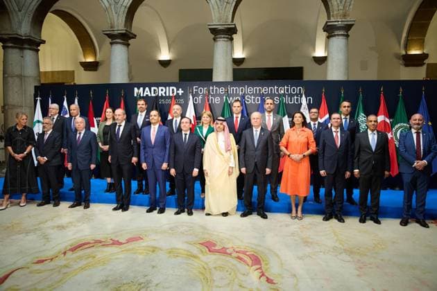 News Themen der Woche KW21 News Bilder des Tages Madrid Ministerial Meeting for the implementation of the two-state solution Family photo during the Madrid Ministerial Meeting for the implementation of the two-state solution, at the Ministry of Foreign Affairs, European Union and Cooperation, on May 25, 2025, in Madrid Spain The Ministry hosts the meeting with the aim of promoting dialogue between the actors of the international community to put an end to the military offensive on Gaza and achieve an immediate ceasefire that will allow the immediate release of all hostages and the entry of humanitarian aid, and to move towards a political solution to the conflict by implementing the two-state solution 25 MAY 2025 Jesús Hellí Madrid Madrid Madrid Spain  Copyright: xJesusxHellinx 6748691