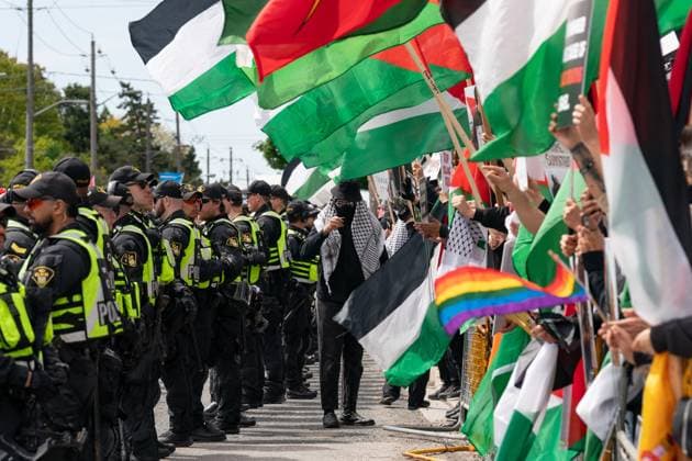 May 25, 2025, Toronto, On, Canada: Pro-Palestinian protesters gather along the route of the United Jewish Appeal s annual Walk With Israel march in Toronto on Sunday, May 25, 2025. Toronto Canada  - ZUMAc35_ 20250525_zaf_c35_002 Copyright: xArlynxMcadoreyx