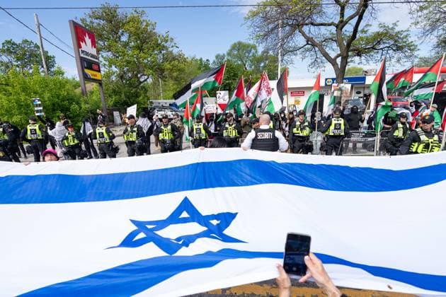 May 25, 2025, Toronto, On, Canada: Pro-Palestinian protesters gather along the route of the United Jewish Appeal s annual Walk With Israel march in Toronto on Sunday, May 25, 2025. Toronto Canada  - ZUMAc35_ 20250525_zaf_c35_007 Copyright: xArlynxMcadoreyx