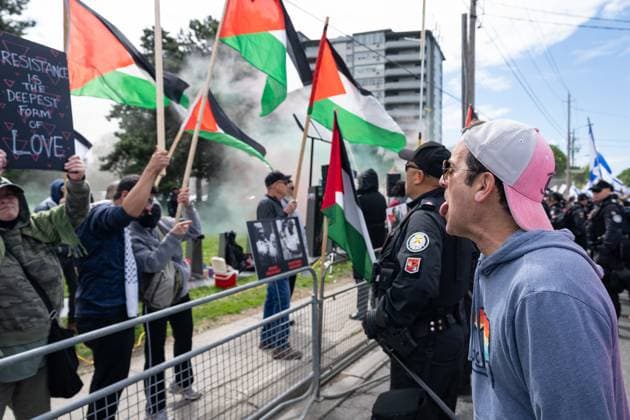 May 25, 2025, Toronto, On, Canada: A man makes a facial expression at pro-Palestinian protesters gathered along the route of the United Jewish Appeal s annual Walk With Israel march in Toronto on Sunday, May 25, 2025. Toronto Canada  - ZUMAc35_ 20250525_zaf_c35_009 Copyright: xArlynxMcadoreyx