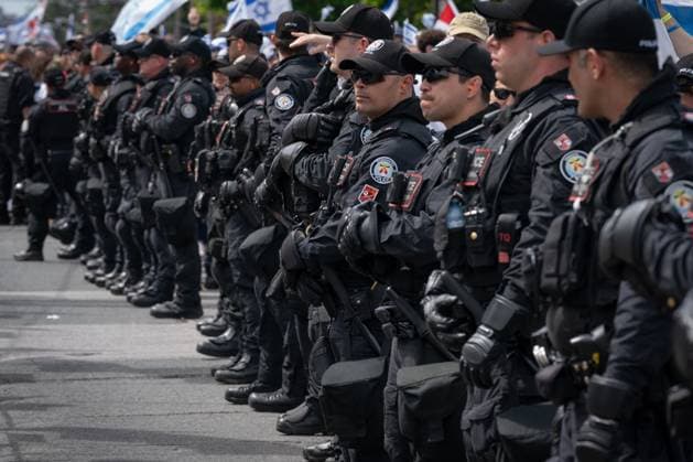 May 25, 2025, Toronto, On, Canada: Police officers line up as pro-Palestinian protesters gather along the route of the United Jewish Appeal s annual Walk With Israel march in Toronto on Sunday, May 25, 2025. Toronto Canada  - ZUMAc35_ 20250525_zaf_c35_015 Copyright: xArlynxMcadoreyx