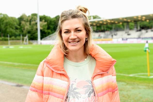 Nina Bott beim Benefiz-Fußballspiel Kicken mit Stars im Eilenriedestadion. Hannover, 25.05.2025