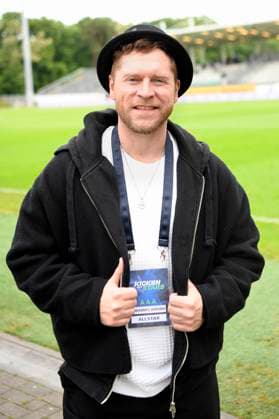 Johannes Oerding beim Benefiz-Fußballspiel Kicken mit Stars im Eilenriedestadion. Hannover, 25.05.2025